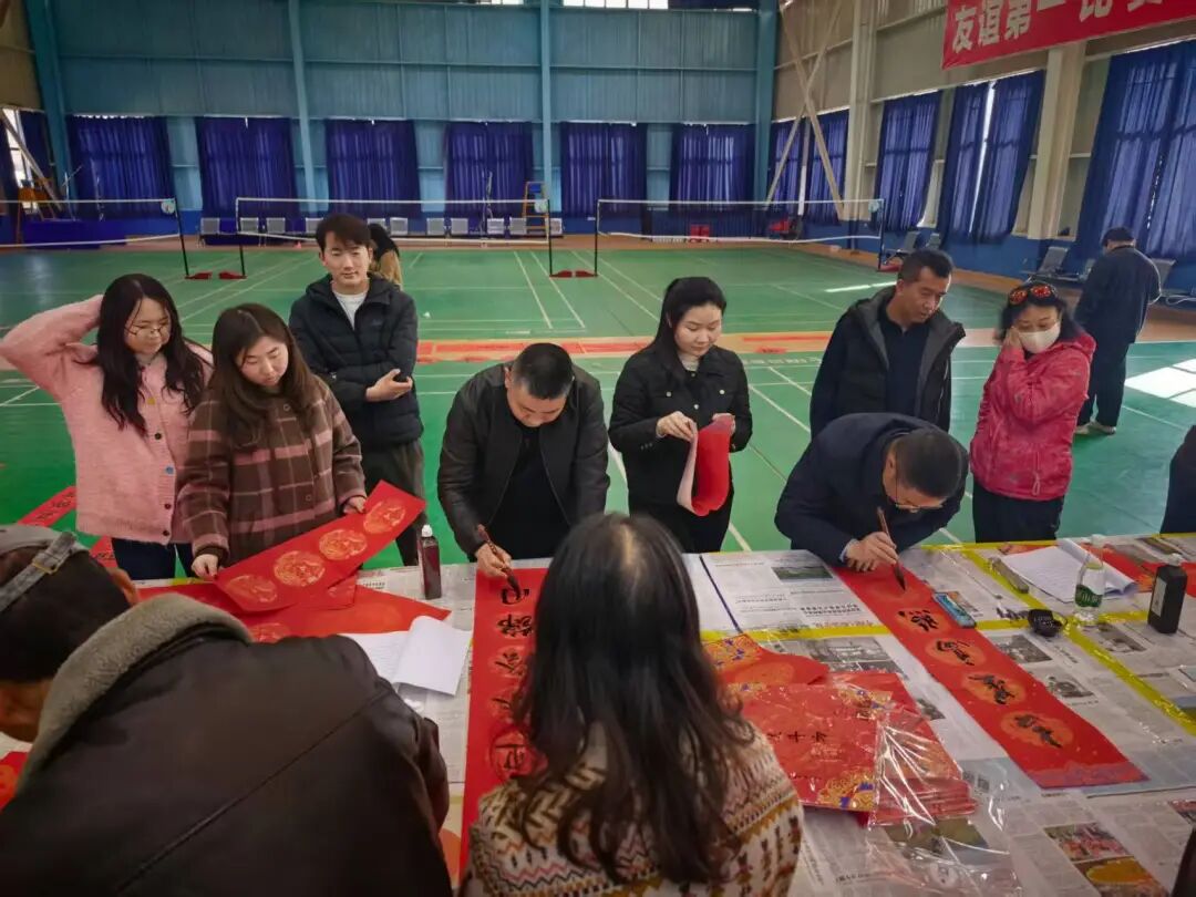 “翰墨迎春?福至萬家” 安化公司舉辦2026年迎新春送春聯(lián)活動